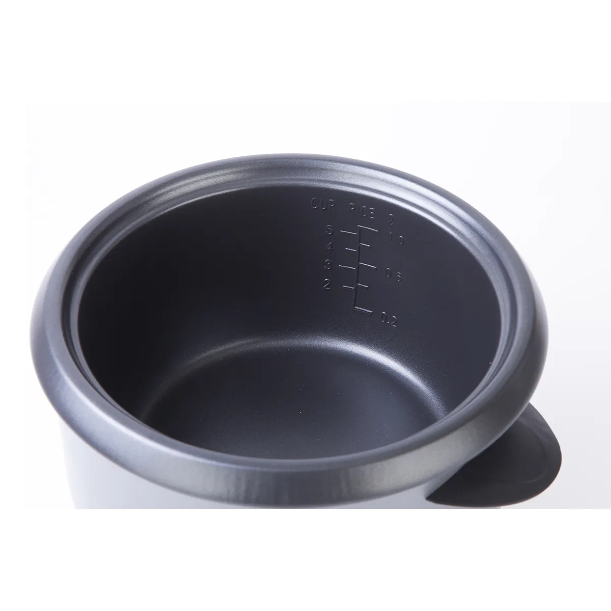 Wnętrze szarego garnka do ryżu. Po boku znajdują się miarki. Tło jest białe.