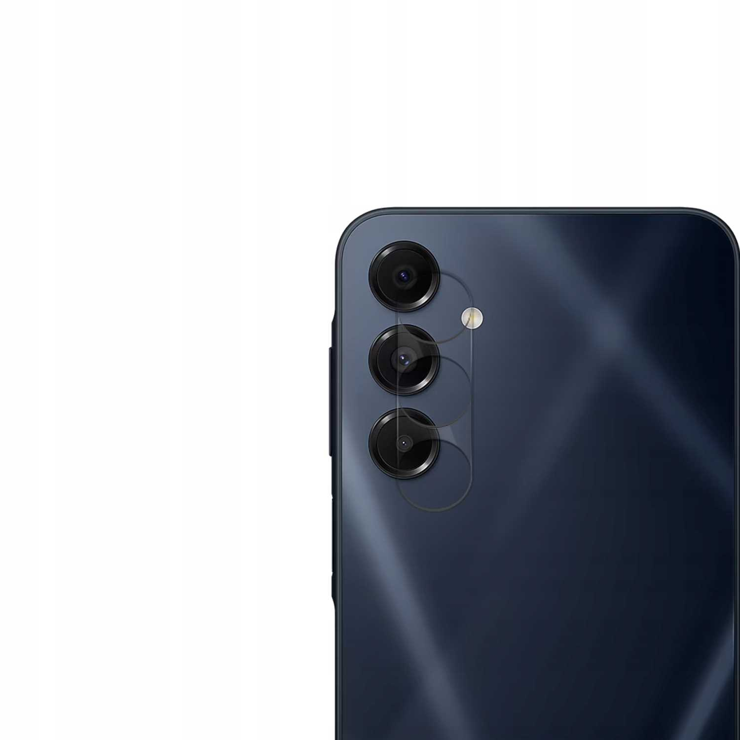 Zbliżenie tyłu smartfona z trzema obiektywami.