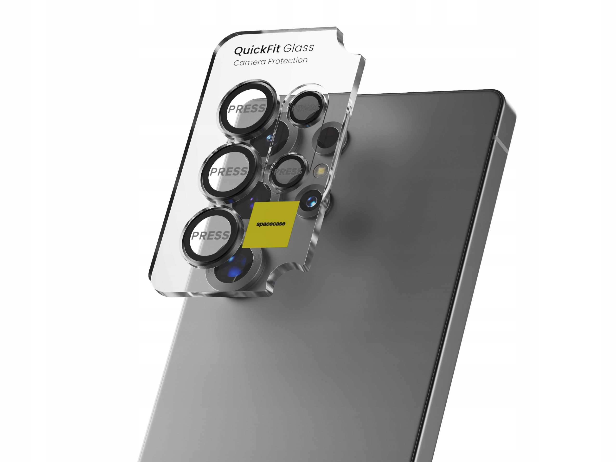 Telefon z przezroczystą osłoną i ochraniaczem obiektywu. Ochraniacz jest nakładany. Nazwa marki to spacecase.