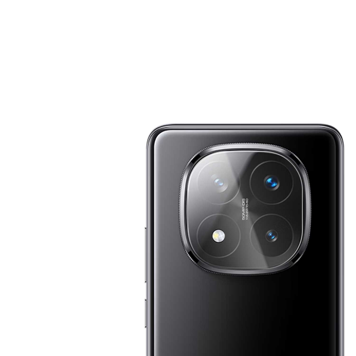 Telefon z modułem kamery. Moduł kamery ma trzy obiektywy.