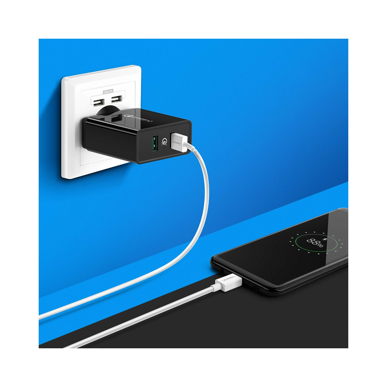 Czarny adapter ładowania podłączony do gniazdka. Telefon się ładuje. Niebieskie i białe tło.