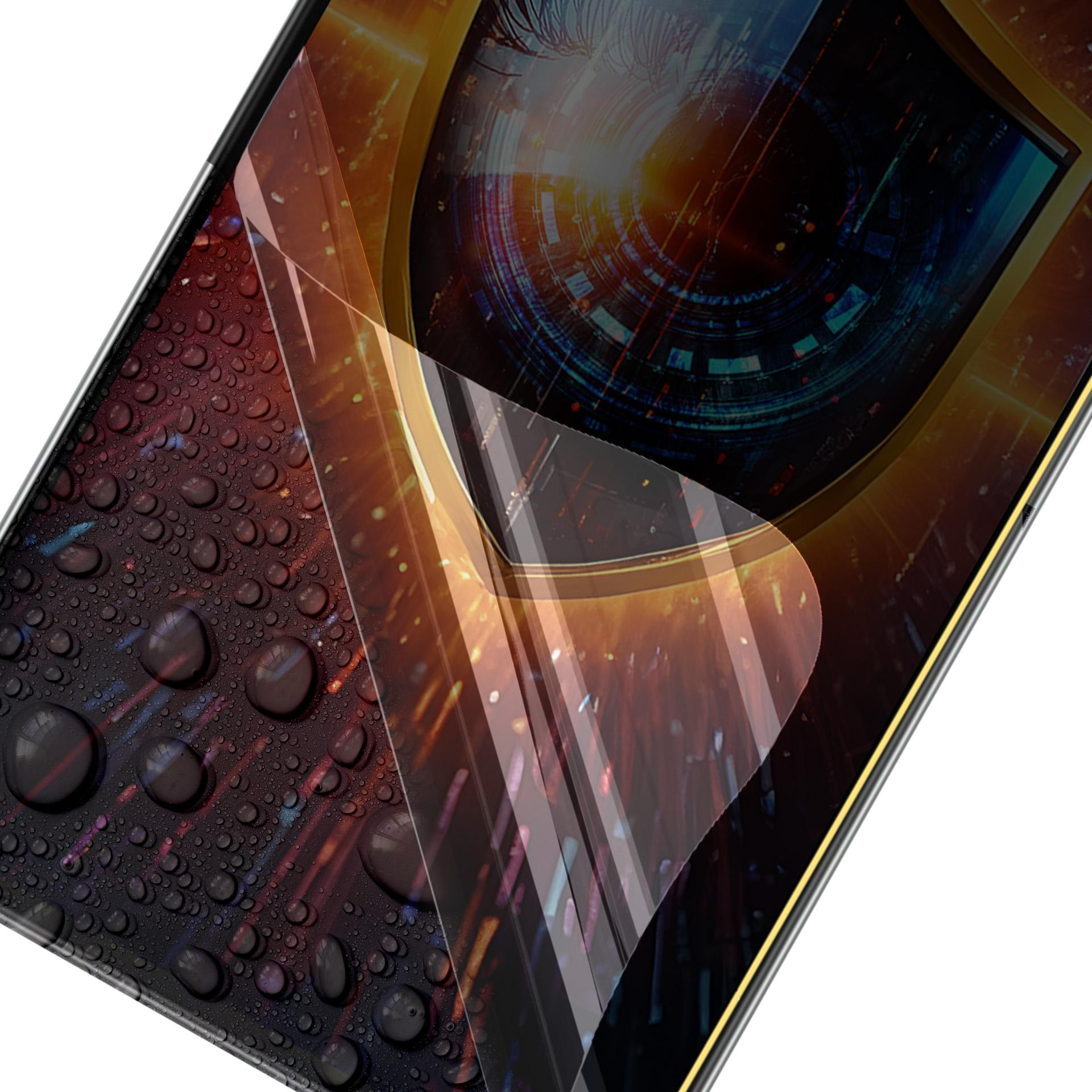 Un telefono con una protezione schermo trasparente. Goccioline d'acqua coprono lo schermo. Lo sfondo è scuro con un design colorato.