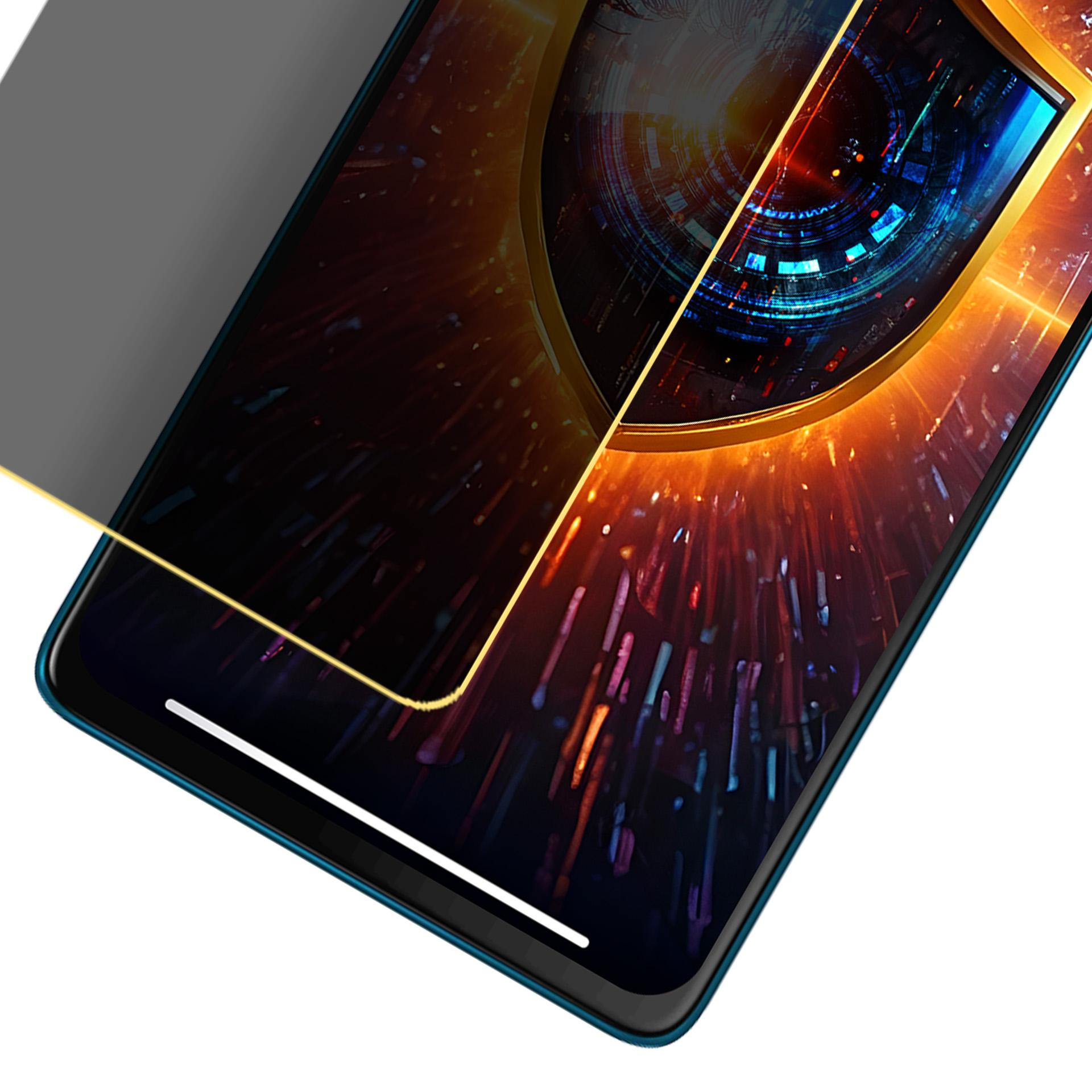 Un telefono con protezione schermo. Lo schermo è scuro con un bordo dorato.