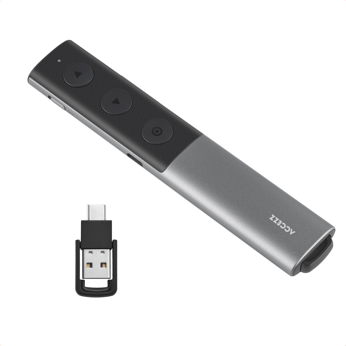 Un clicker per presentazioni e un adattatore USB-C sono posizionati su uno sfondo bianco.