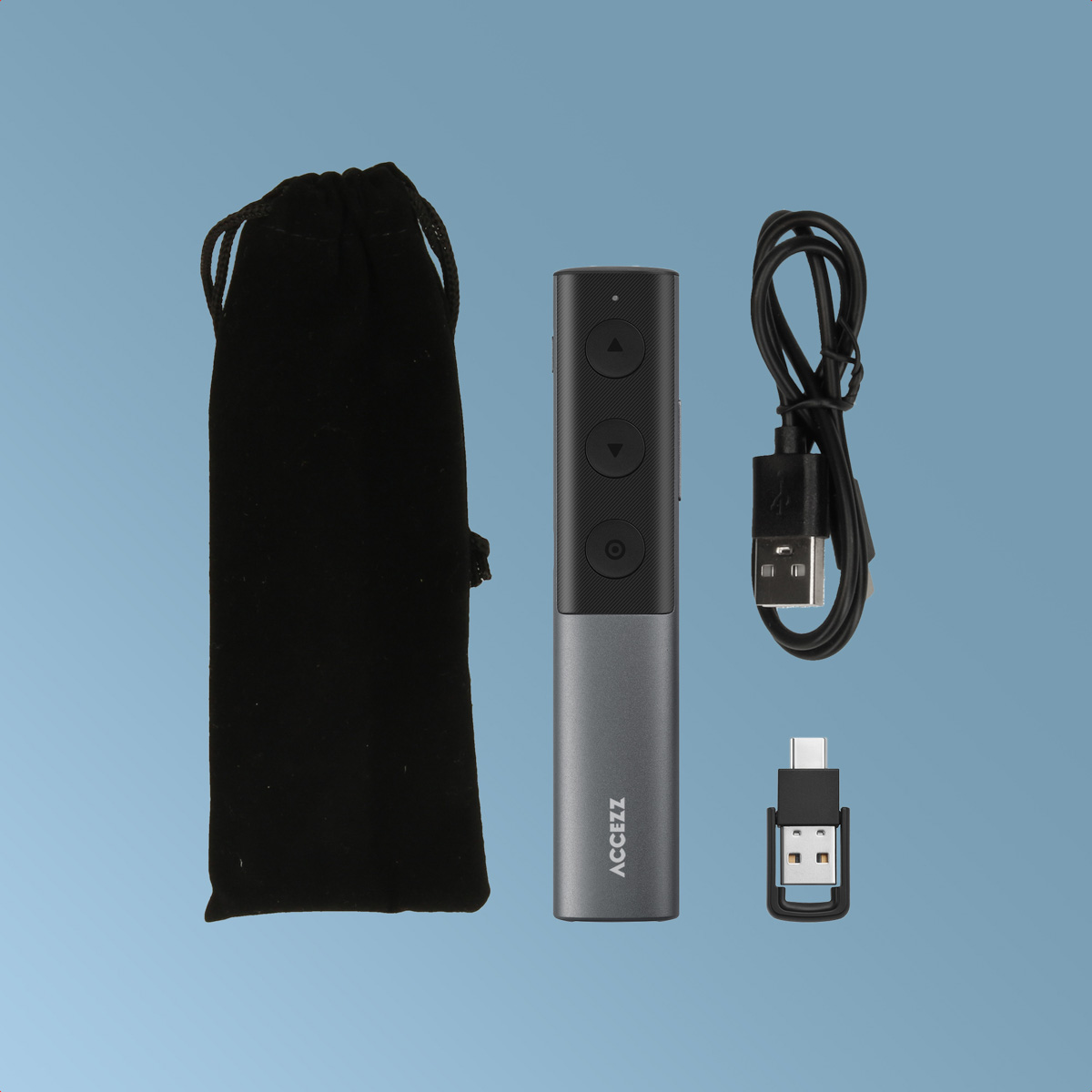 Un telecomando, un sacchetto nero, un cavo USB e un adattatore USB su sfondo blu.