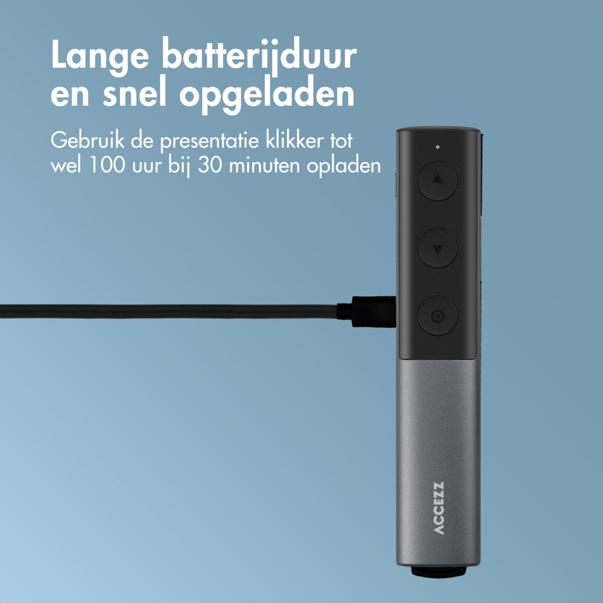 Un clicker di presentazione grigio con pulsanti neri e un cavo di ricarica. Il testo indica una lunga durata della batteria e una ricarica rapida.