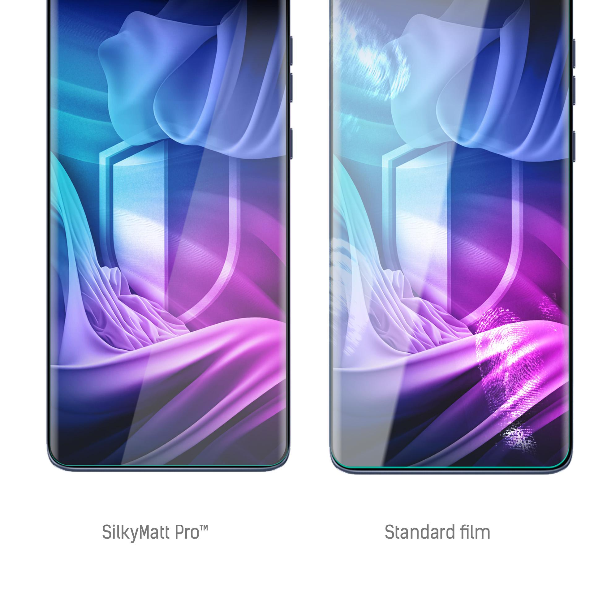 Dwa ekrany telefonu. Tekst: SilkyMatt Pro i folia standardowa. Obydwa mają podobne abstrakcyjne tło.