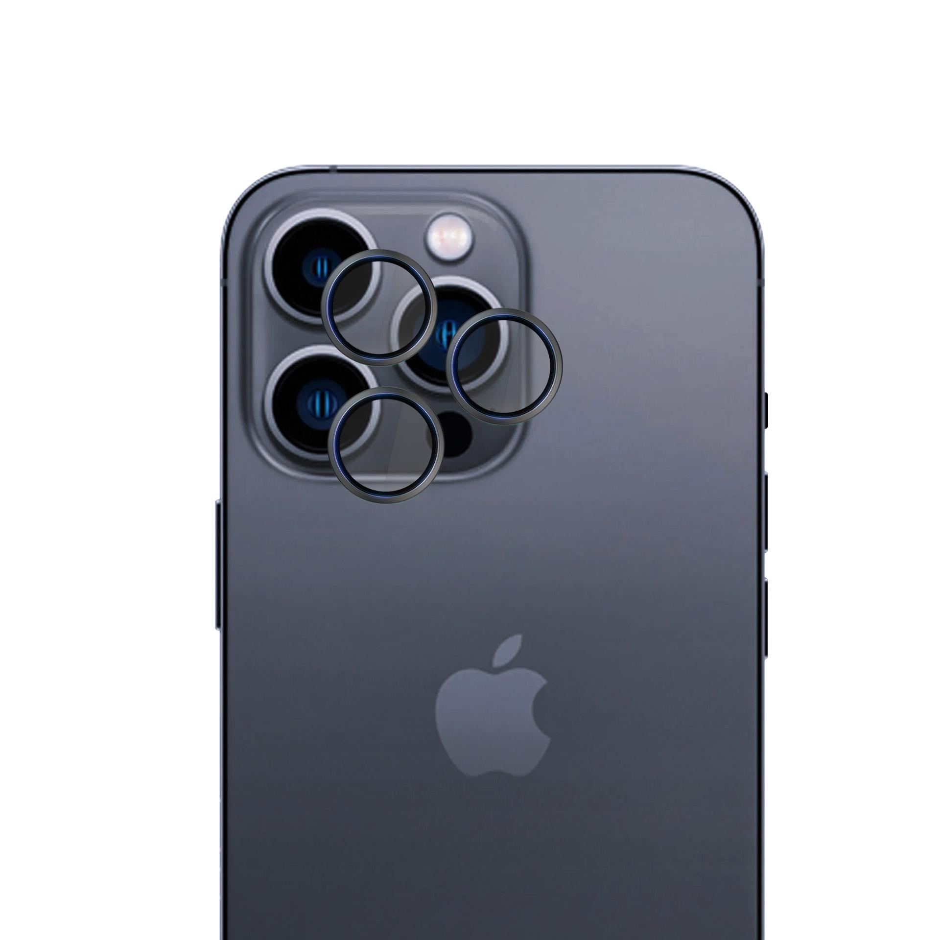 Un telefono con tre obiettivi fotografici, con anelli protettivi intorno agli obiettivi.