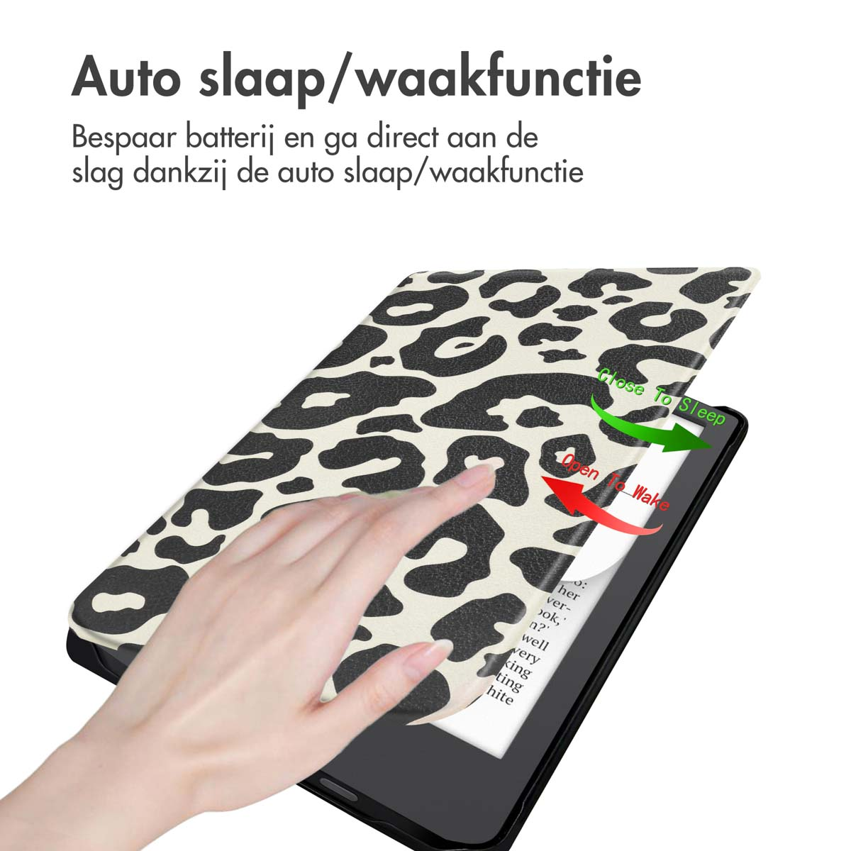 Hand die een tablethoes opent. De hoes is zwart-wit luipaardprint. Tekst: Auto sleep/wake functie.