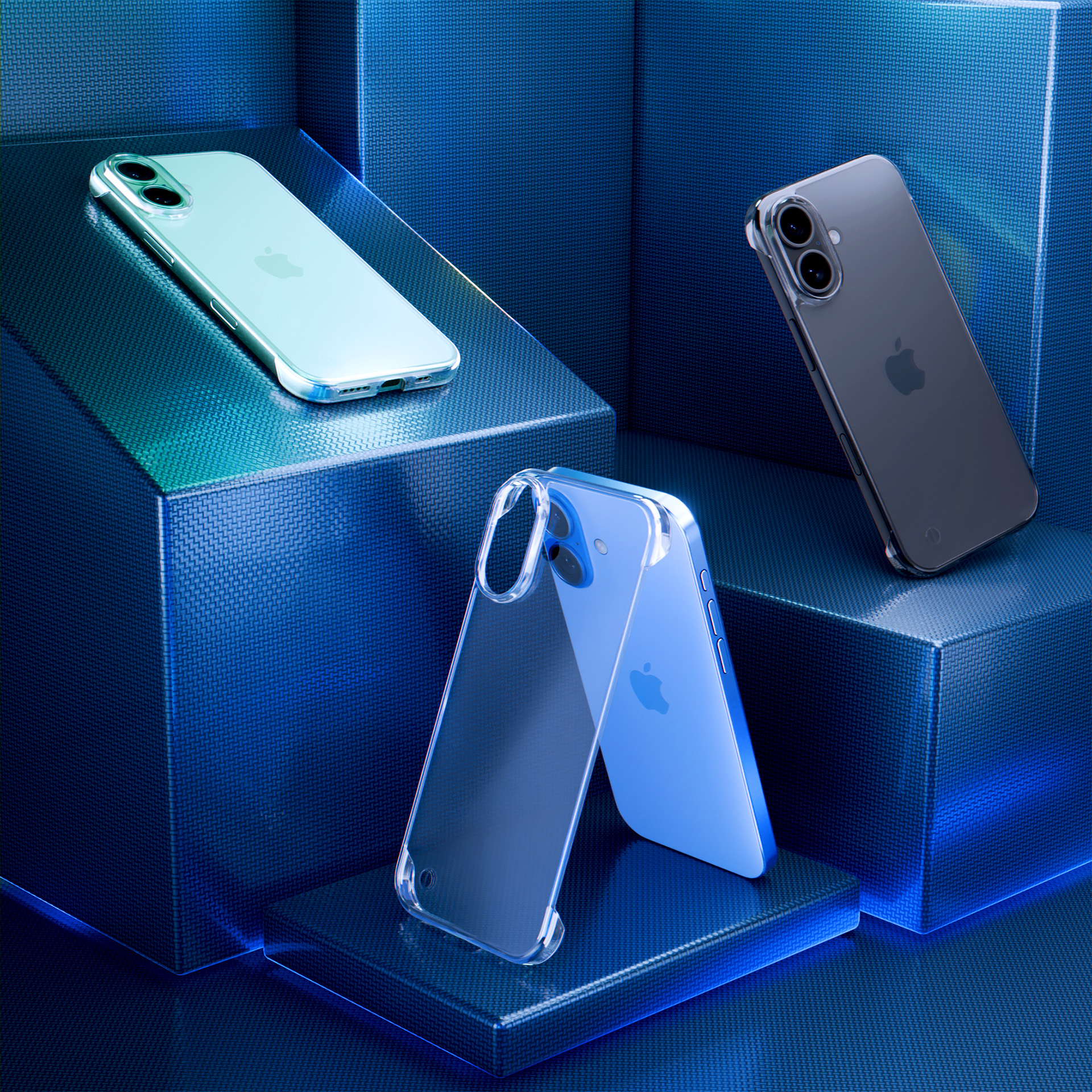 Trzy telefony w etui na niebieskiej powierzchni. Jeden telefon w przezroczystym etui, dwa w przezroczystych.