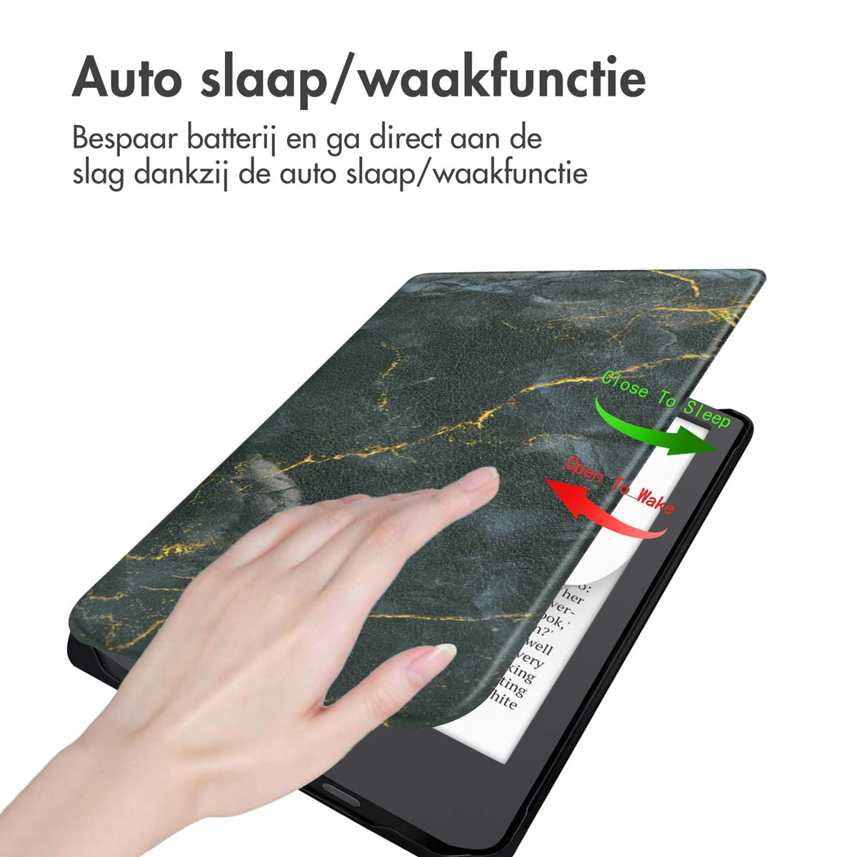 Hand die een tablethoes opent. De hoes heeft een marmerontwerp. Tekst: Auto sleep/wake functie.