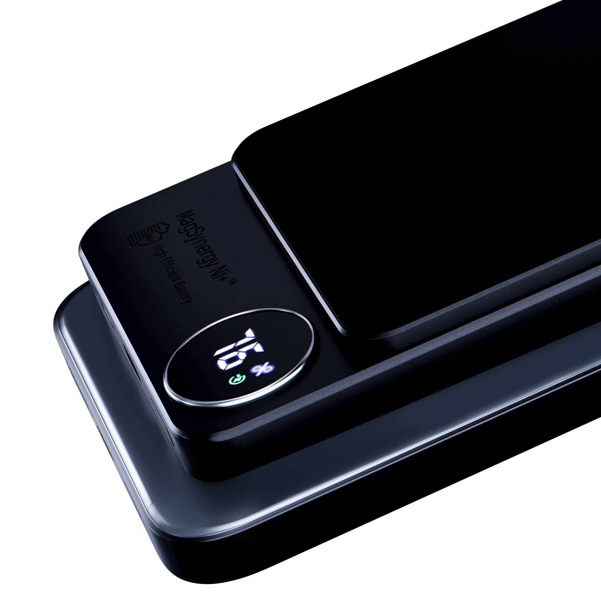 Zbliżenie czarnego urządzenia elektronicznego z wyświetlaczem pokazującym poziom naładowania baterii, na białej powierzchni.