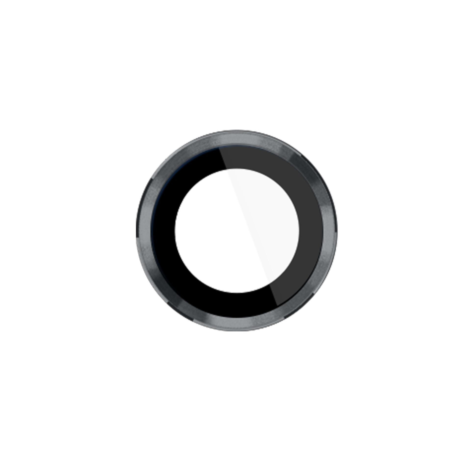 Zbliżenie osłony obiektywu aparatu. Osłona jest okrągła i czarna z przezroczystym środkiem.