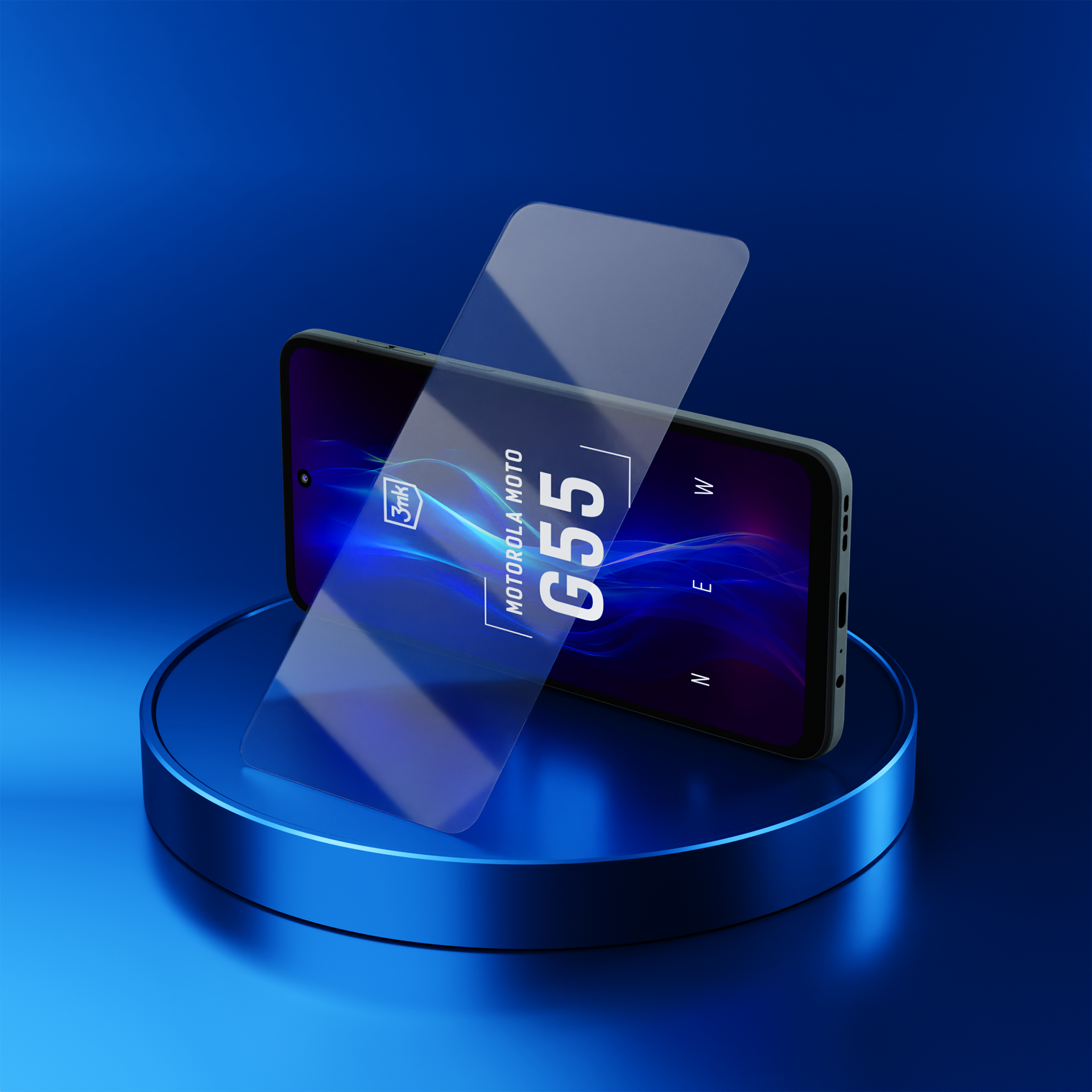 Telefon z ochraniaczem ekranu na niebieskim stojaku. Telefon wyświetla logo Motorola Moto G55.