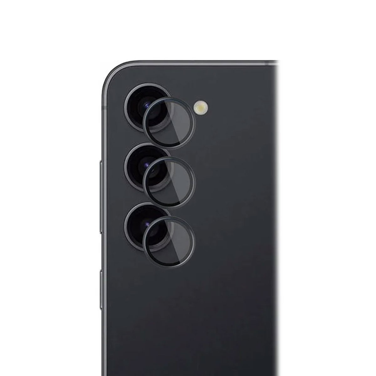 Gros plan sur les lentilles de l'appareil photo d'un téléphone. Trois lentilles circulaires sont visibles, avec un corps de téléphone noir en vue.