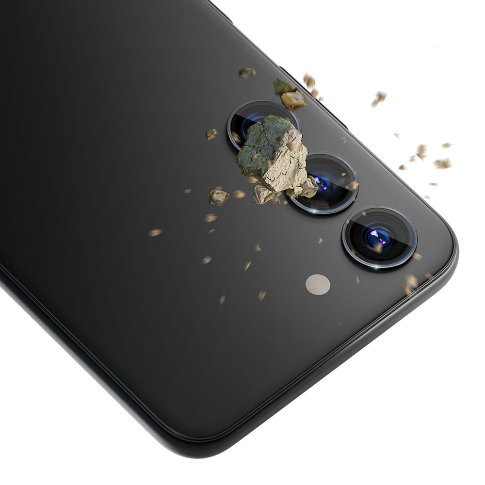 Téléphone avec lentilles d'appareil photo. Une roche impacte les lentilles. Des fissures et des morceaux cassés sont visibles.