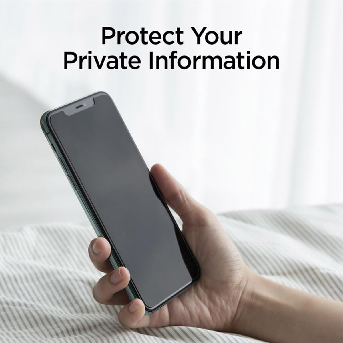 Een persoon die een telefoon met een schermbeschermer vasthoudt, met de tekst: Bescherm uw privé-informatie.