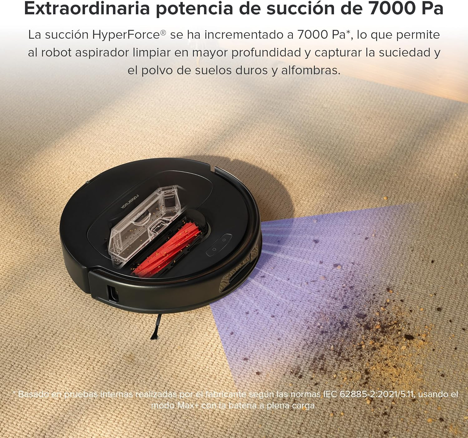 Un robot aspirador negro está sobre una alfombra, aspirando suciedad y residuos del suelo.