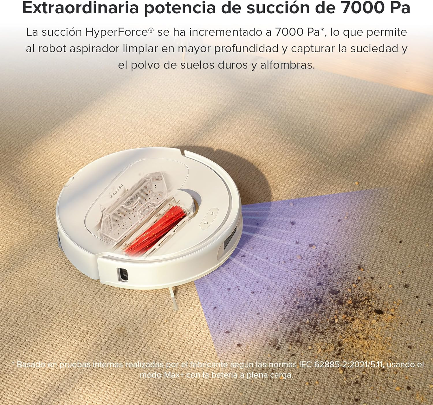 Un robot aspirador blanco está sobre una alfombra, aspirando suciedad y residuos del suelo.