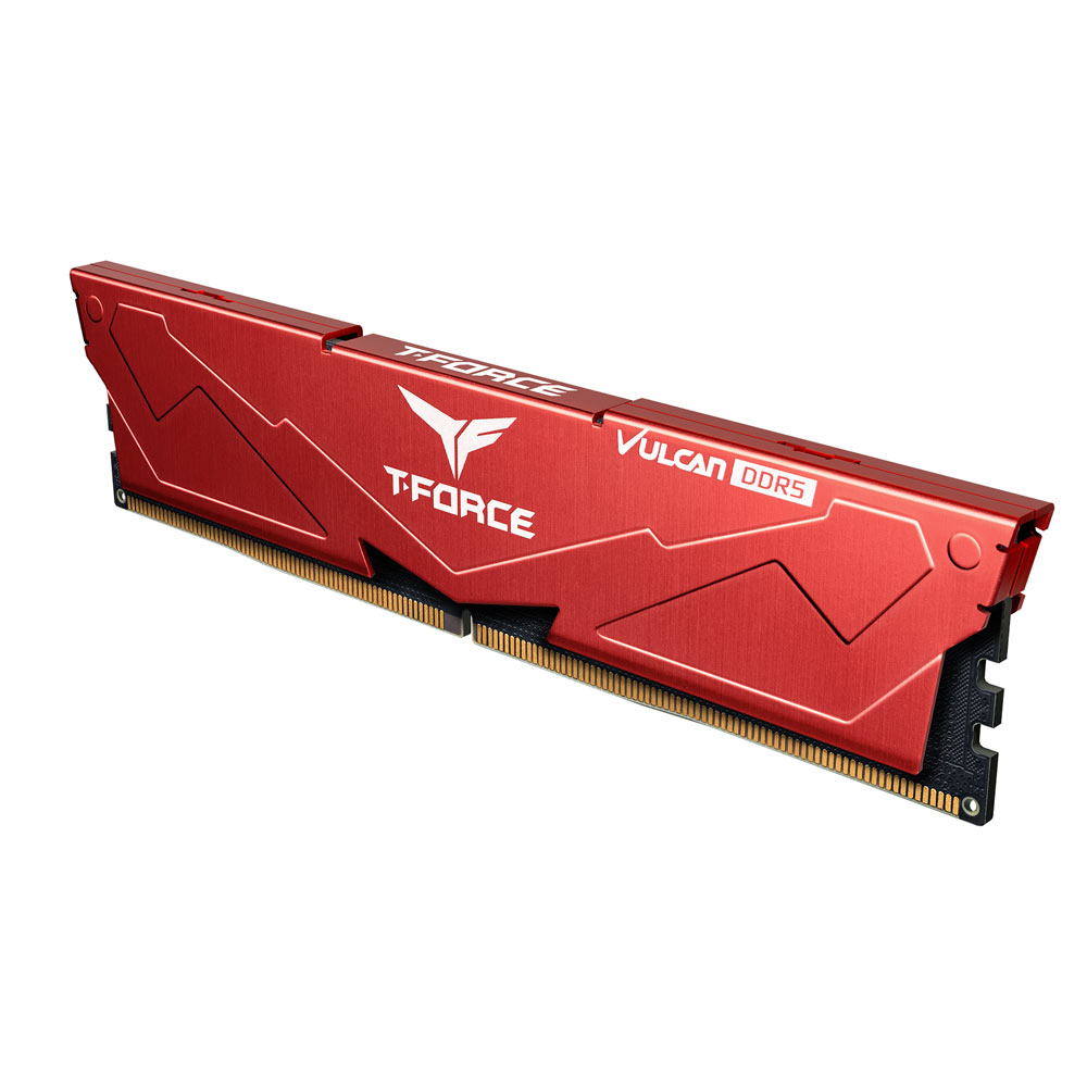 Czerwony moduł RAM T-Force Vulcan DDR5 na białym tle.