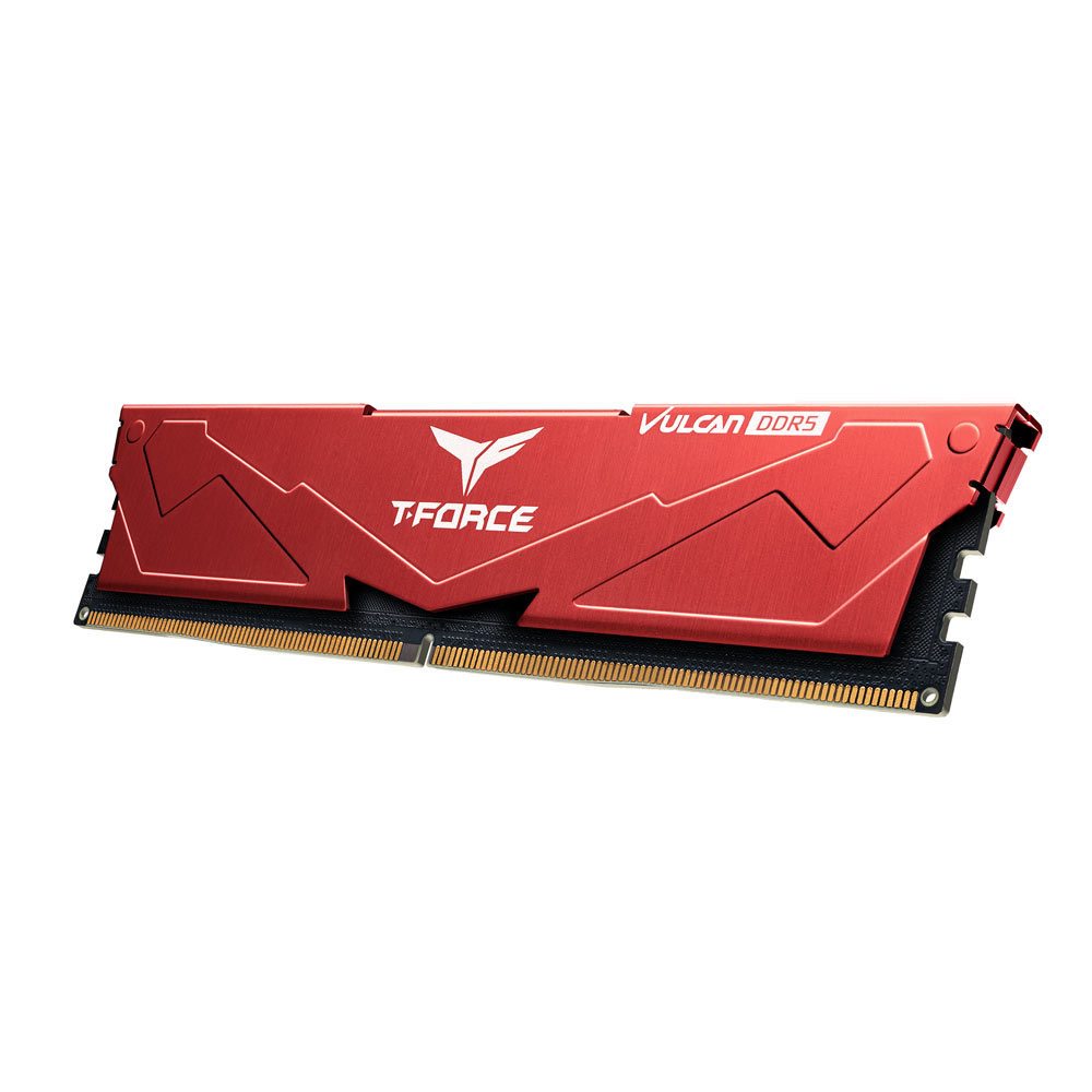 Czerwony moduł RAM T-Force Vulcan DDR5. Ma logo T-Force i napis "Vulcan". Tło jest białe.