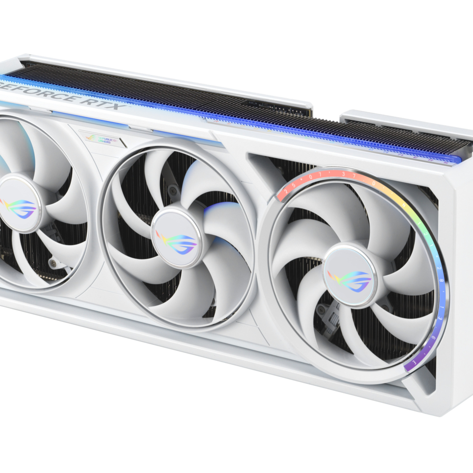 Biała karta graficzna z trzema wentylatorami i napisem GEFORCE RTX.