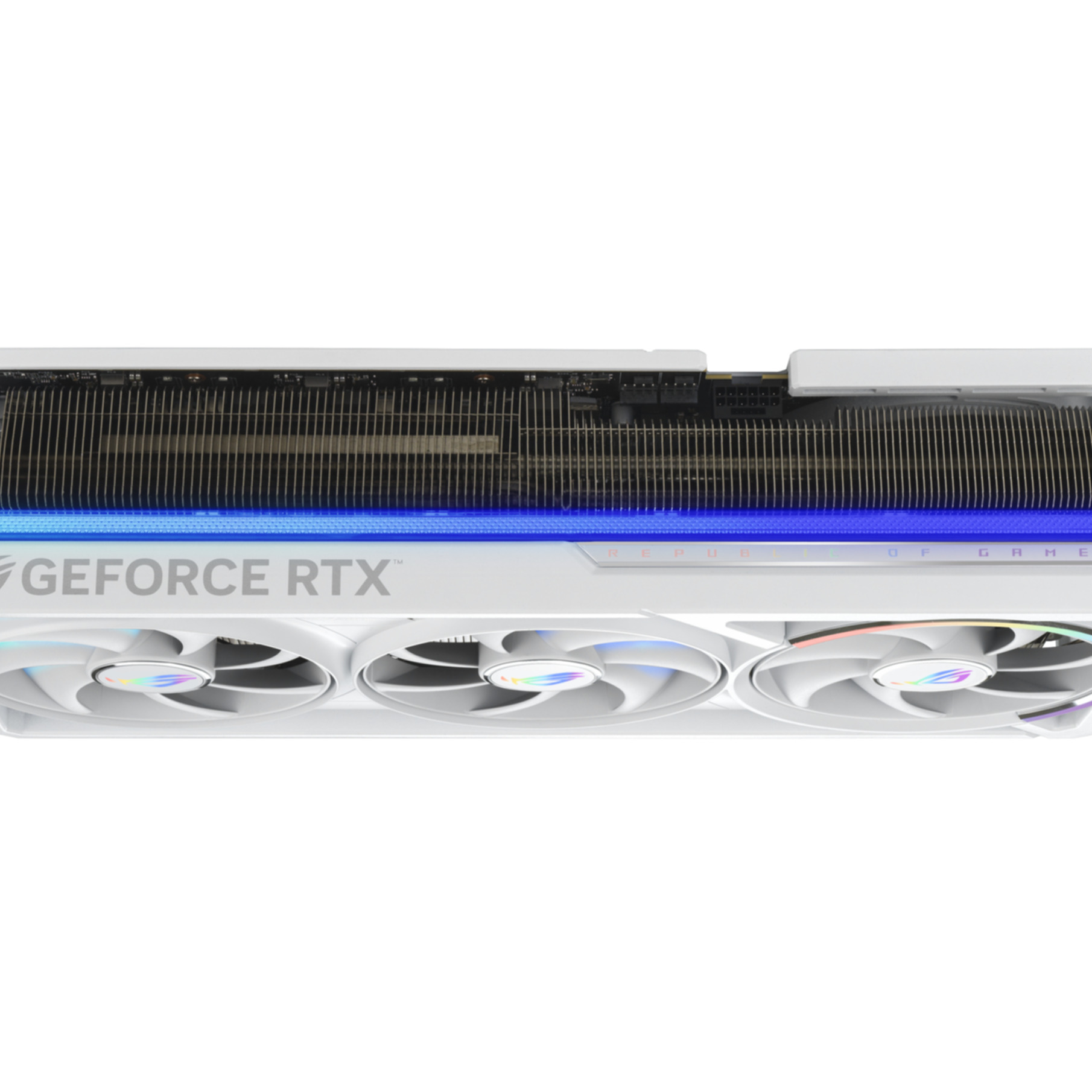Biała karta graficzna z trzema wentylatorami i napisem GEFORCE RTX.