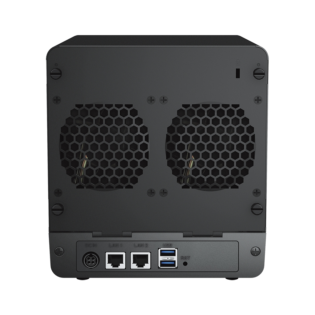 Achterkant van een zwart computeronderdeel met ventilatoren, poorten en connectoren. Zeshoekige ventilatieopeningen en diverse interfacepoorten zijn zichtbaar.
