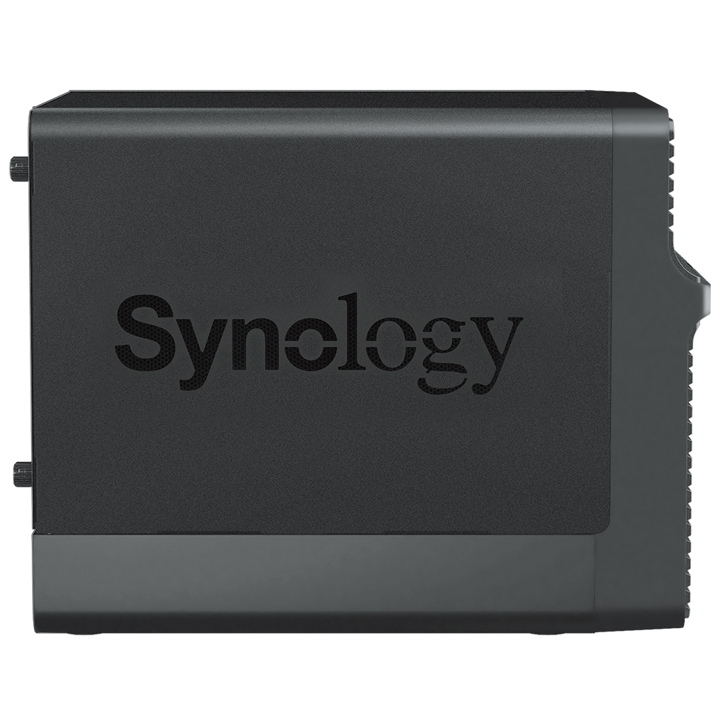 Een zwarte Synology NAS-apparaat is gecentreerd, met de merknaam prominent weergegeven. Het is een rechthoekig apparaat met een grijze basis.