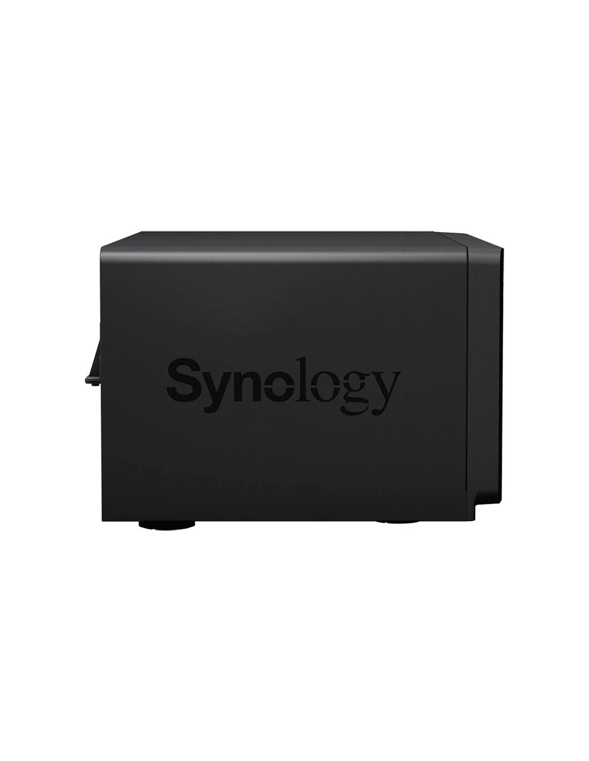 NAS Synology noir. Vue latérale montrant une boîte noire avec le logo Synology.