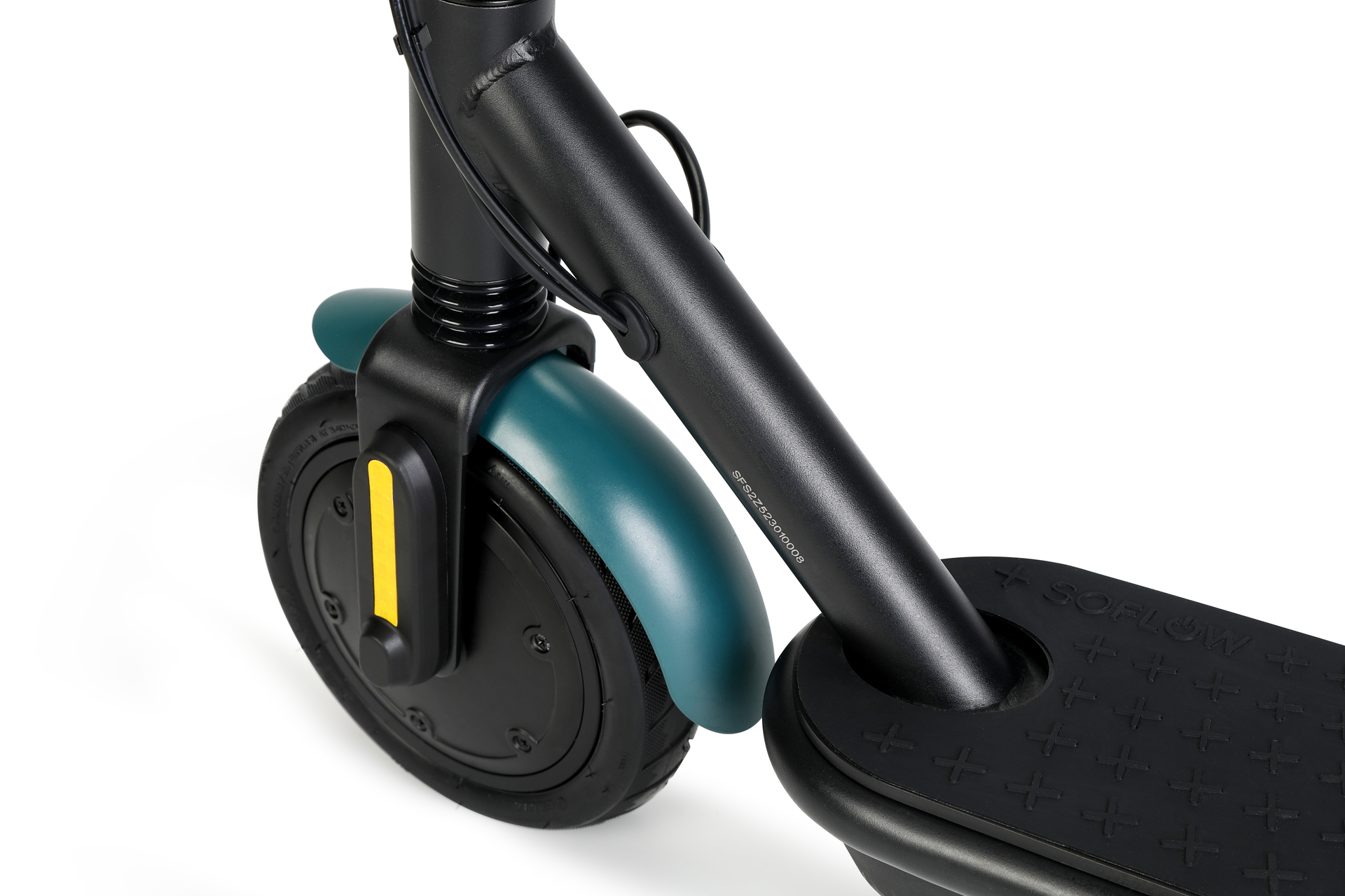 Primo piano di un monopattino elettrico nero e verde acqua. La ruota anteriore, il parafango e lo stelo sono visibili su sfondo bianco.