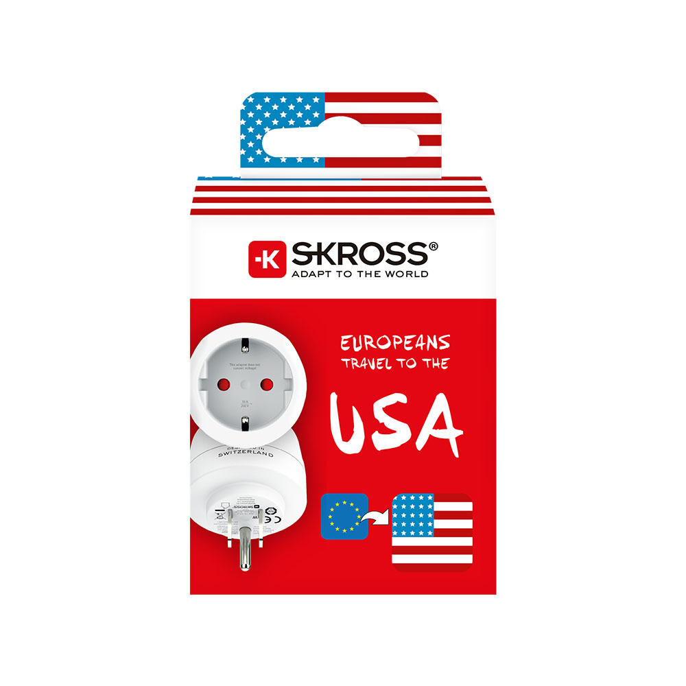 Una scatola dell'adattatore Skross con la bandiera degli Stati Uniti in alto. Dice Adapt to the World e Europeans Travel to the USA.