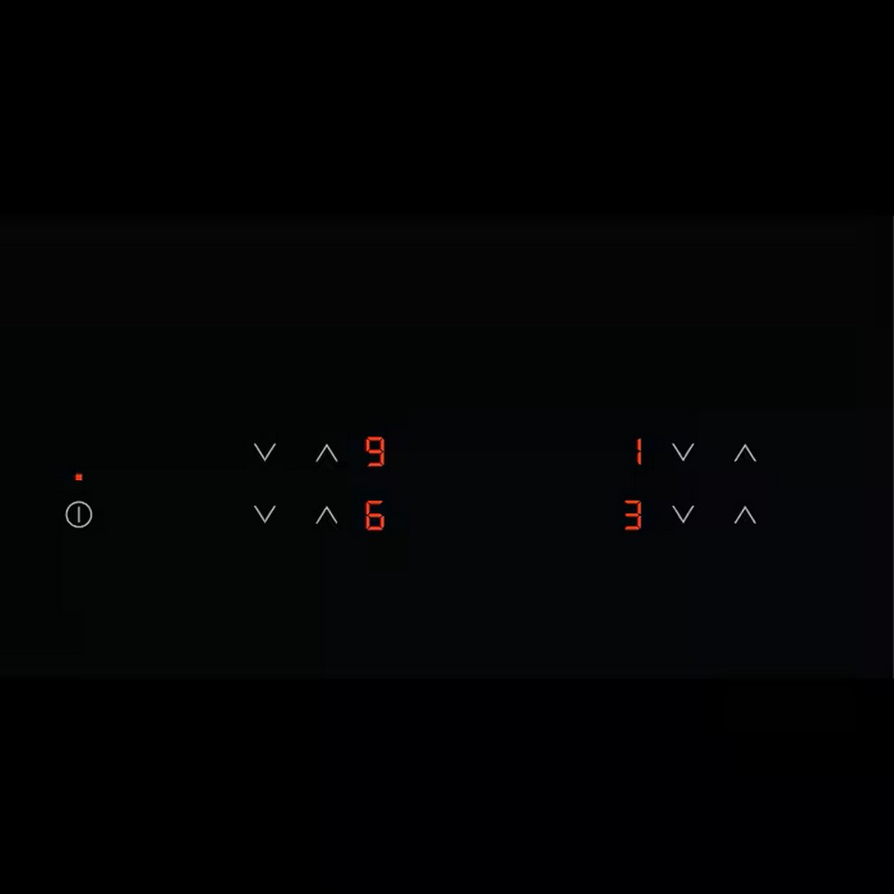 Un'immagine di un piano cottura nero con numeri digitali e comandi illuminati di rosso, su una superficie nera.