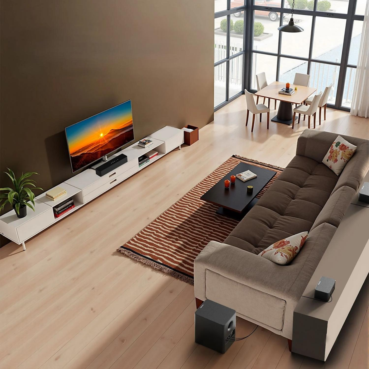 Un moderno soggiorno con TV, divano, tappeto e tavolino. La stanza ha pavimenti in legno e grandi finestre.