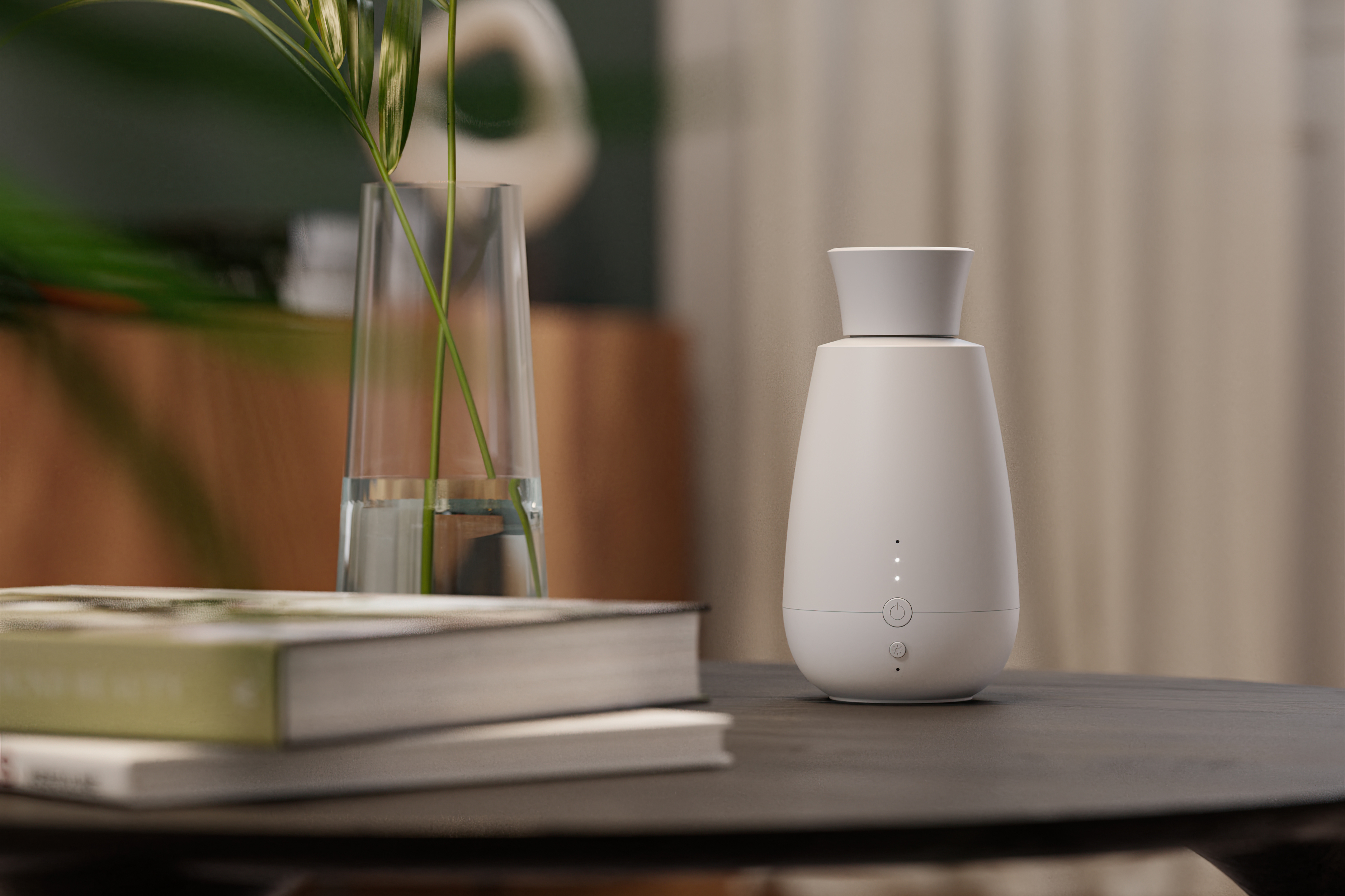 Biały dyfuzor zapachów i wazon z rośliną na ciemnym stole. Książki na pierwszym planie. Miękkie oświetlenie.