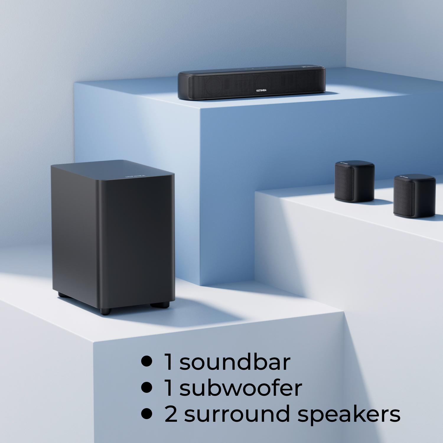 Un moderno sistema audio con soundbar, subwoofer e due altoparlanti surround su una superficie azzurra. Testo sotto.