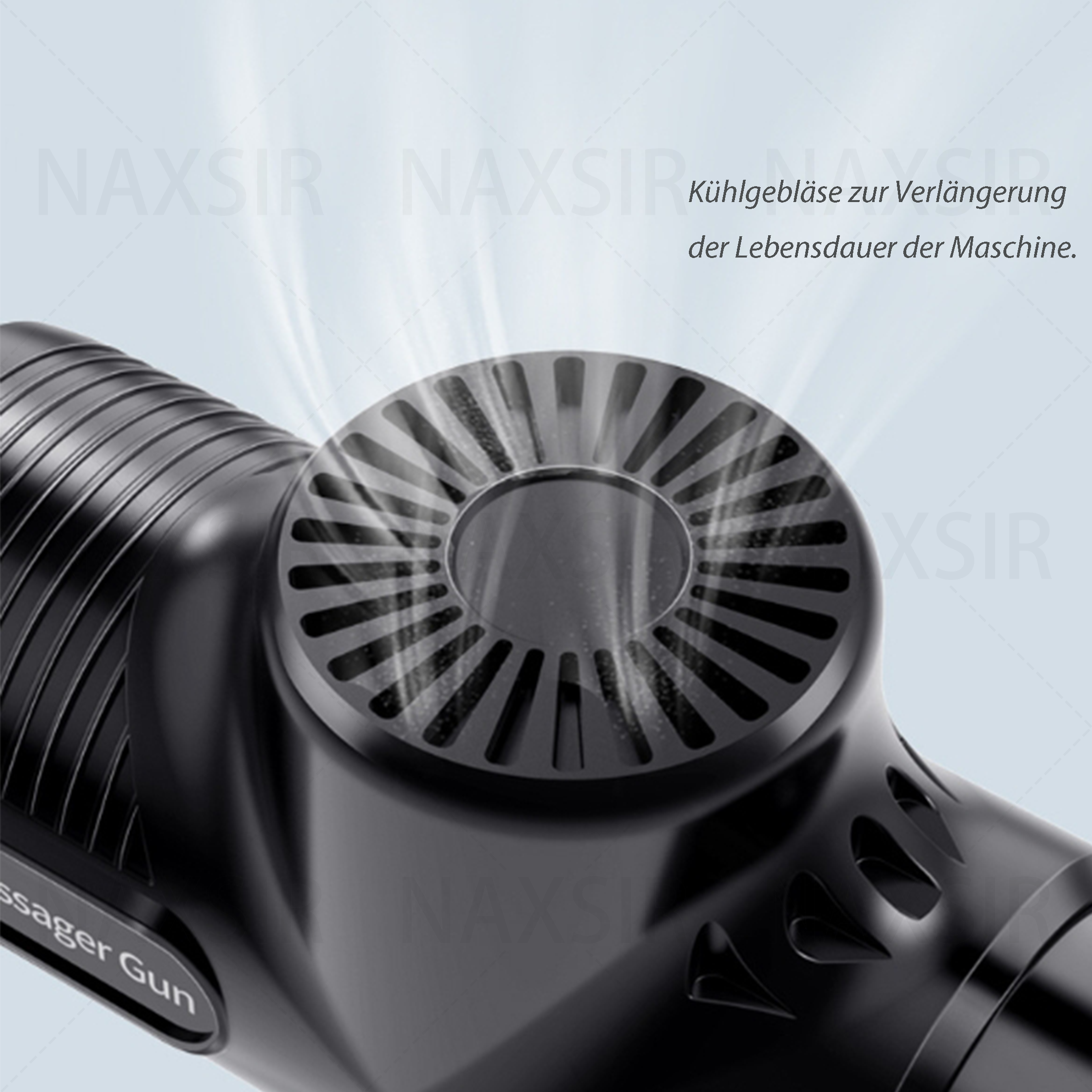 Nahaufnahme einer schwarzen Massagepistole mit Kühlöffnungen. Der Text weist auf eine Massagepistole hin.