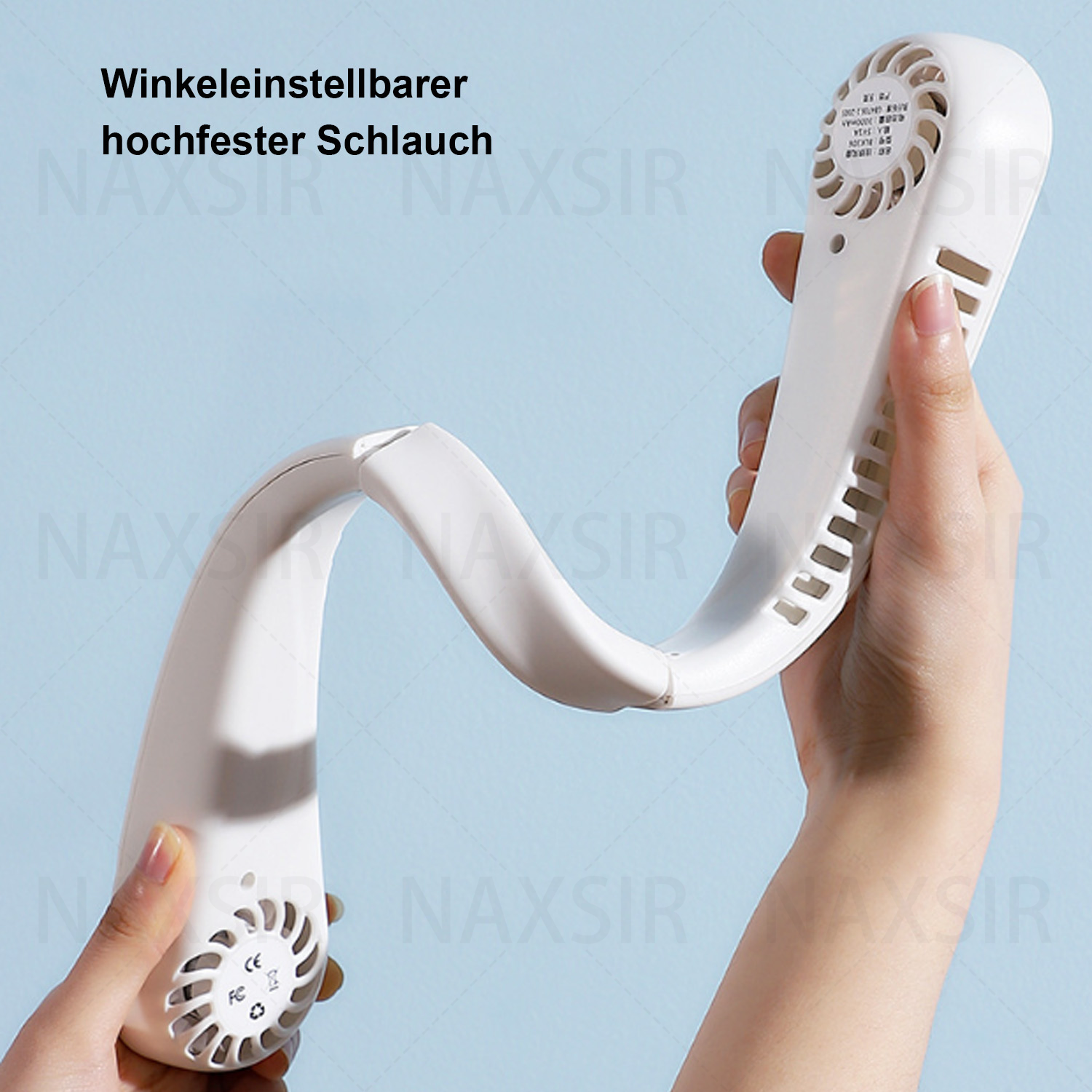 Eine Person hält einen weißen Nackenventilator. Der Ventilator ist gebogen und hat Luftschlitze.