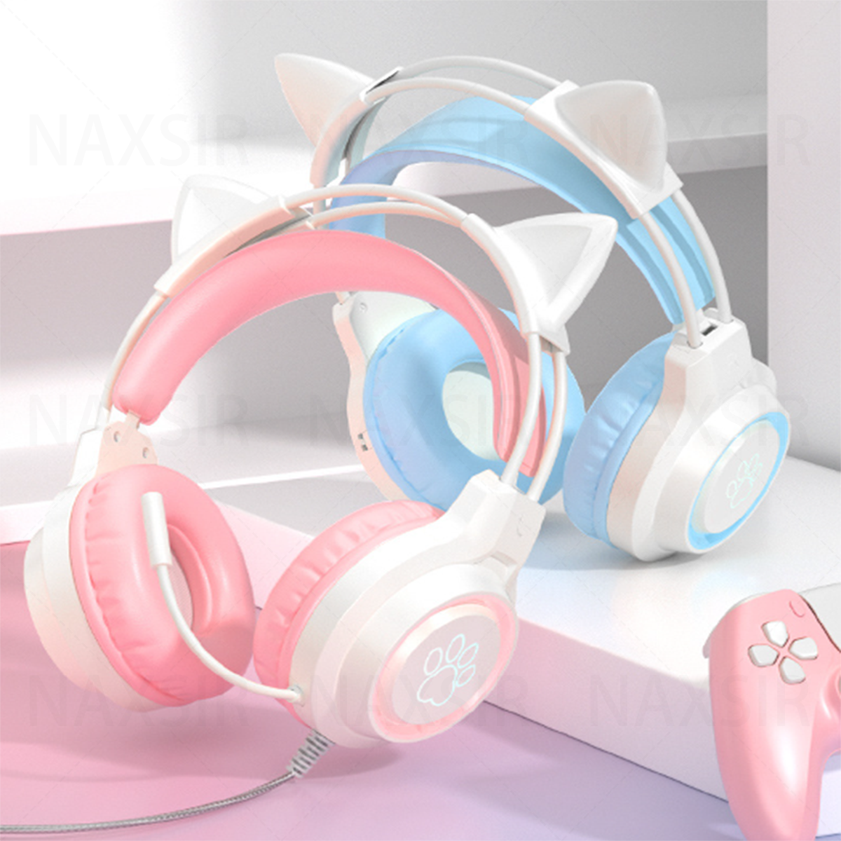 Rosa und blaue Katzenohrkopfhörer mit Mikrofon und ein rosa Controller auf rosa Oberfläche.