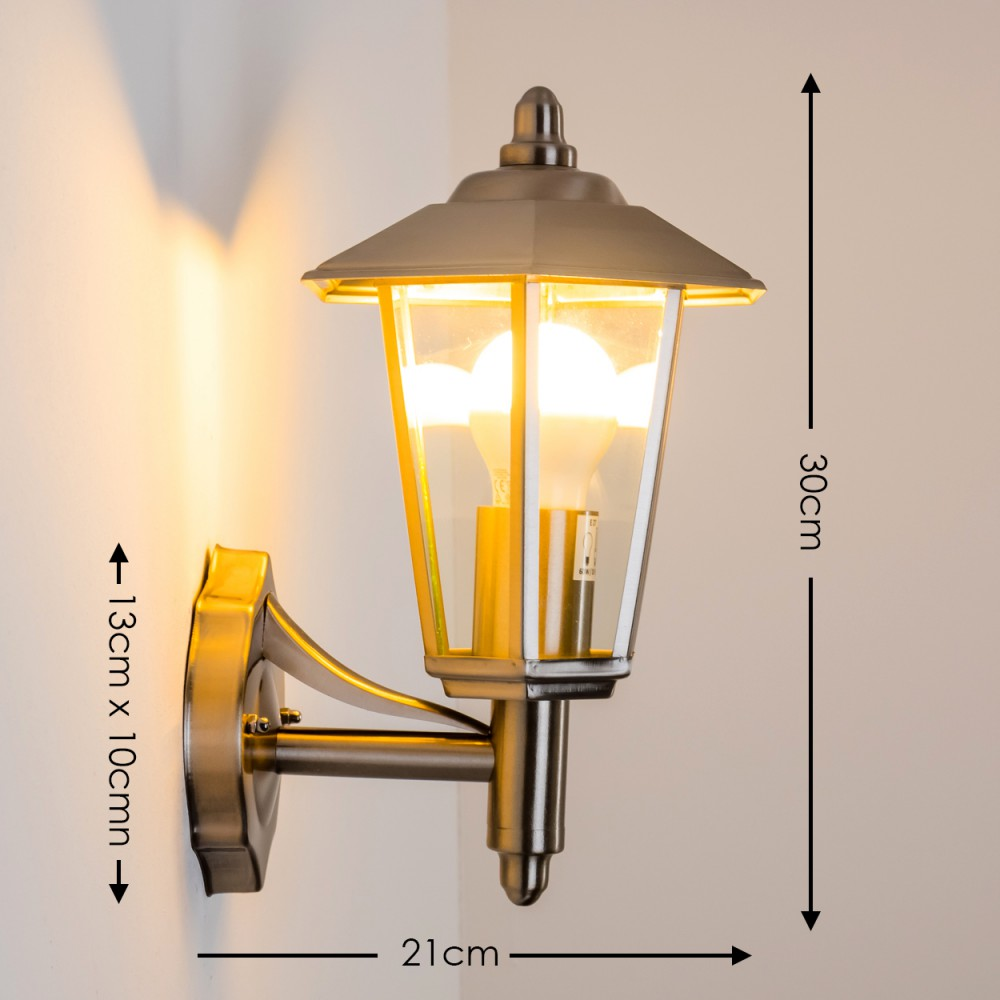 Bronze-Wandleuchte mit Abmessungen. Verfügt über ein Glasgehäuse und eine beleuchtete Glühbirne.