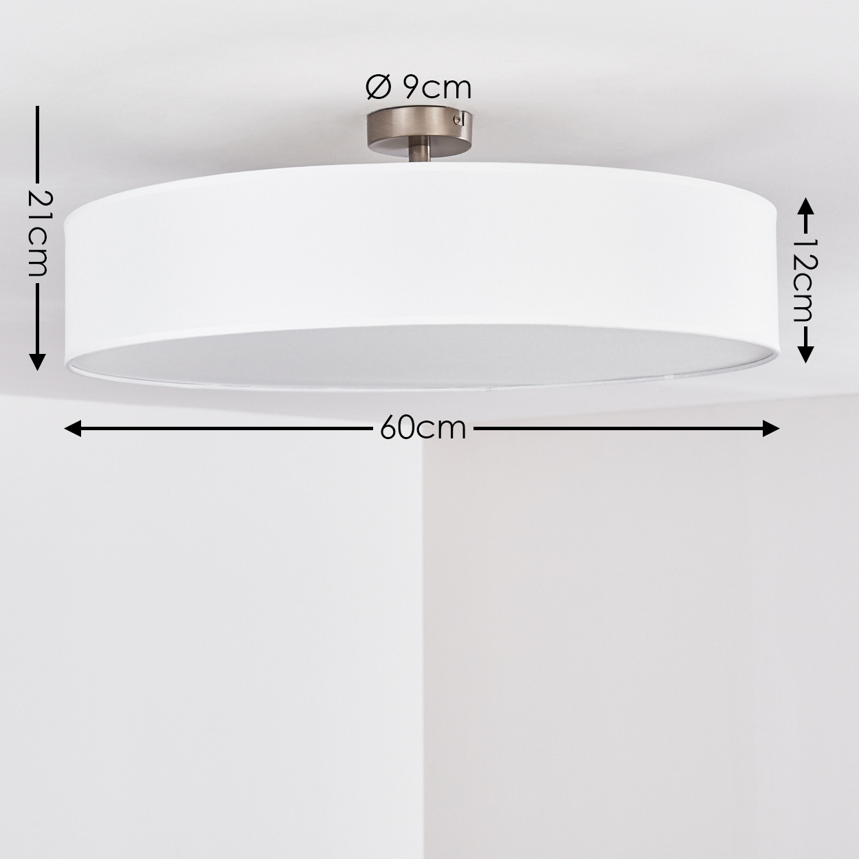 Eine weiße Deckenlampe mit den Maßen: 21 cm Höhe, 60 cm Breite, 12 cm Tiefe.