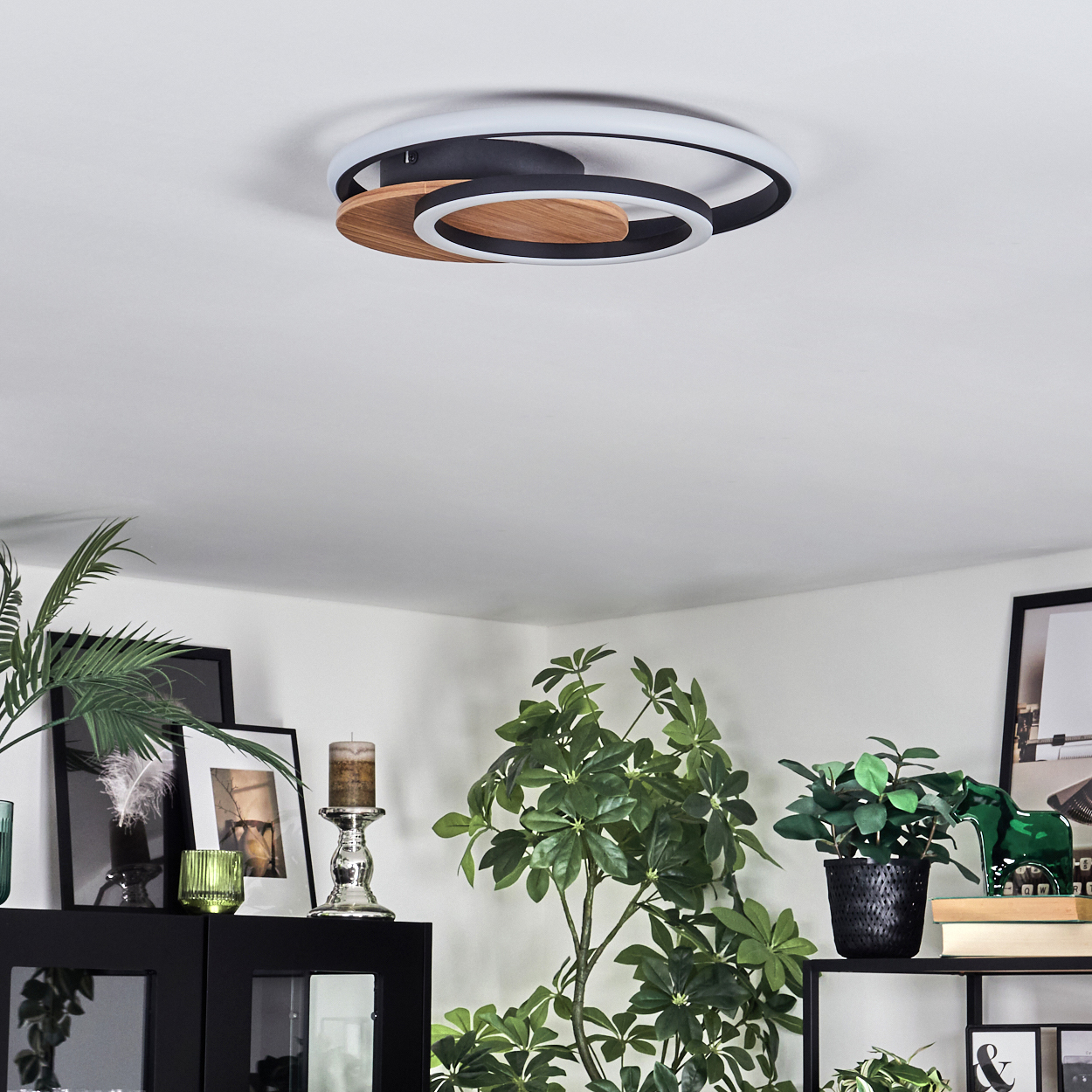 Ein Wohnzimmer mit Deckenbeleuchtung und verschiedenen Dekorationen.