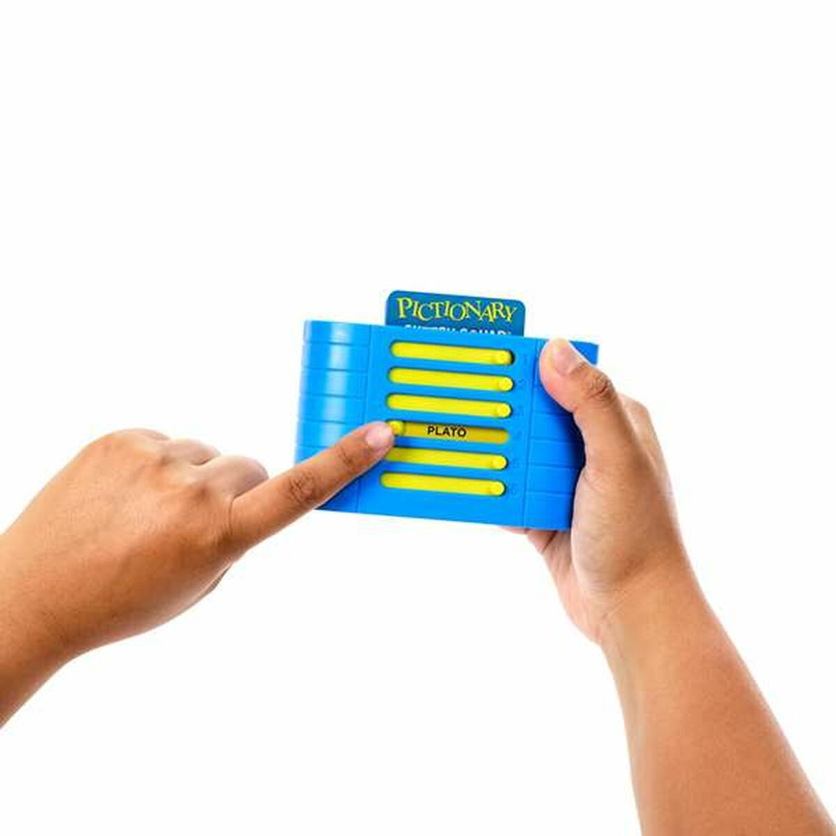 Dwie ręce trzymają grę Pictionary. Gra jest niebiesko-żółta i ma napis 'Plato' z boku.