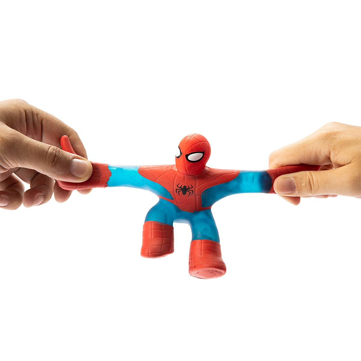 Dos manos estiran un juguete de Spider-Man rojo y azul horizontalmente. El juguete está en pose de superhéroe sobre fondo blanco.