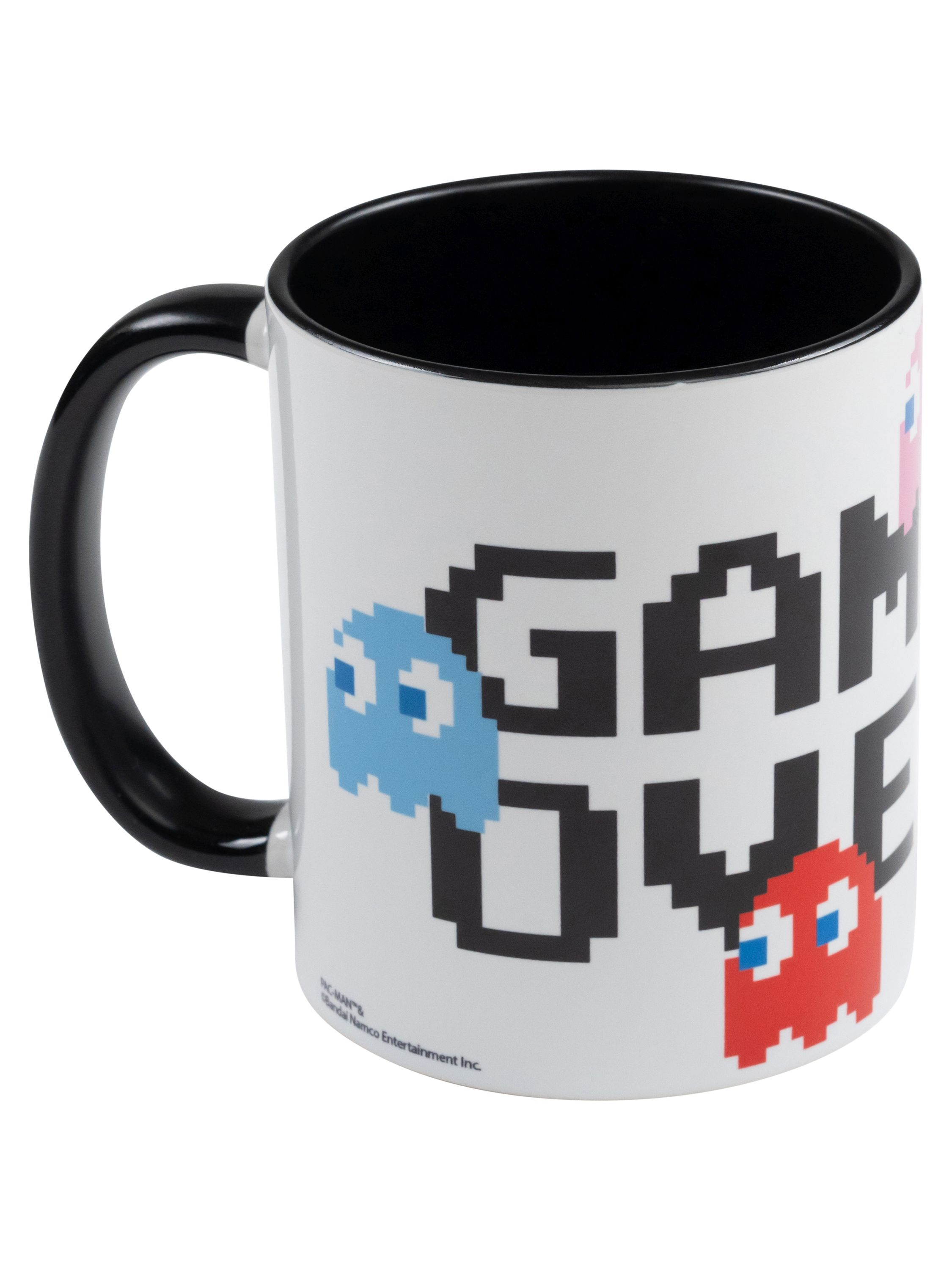 Eine schwarz-weiße Tasse mit pixeligen Pac-Man-Geistern und den Worten 'GAME OVER'.