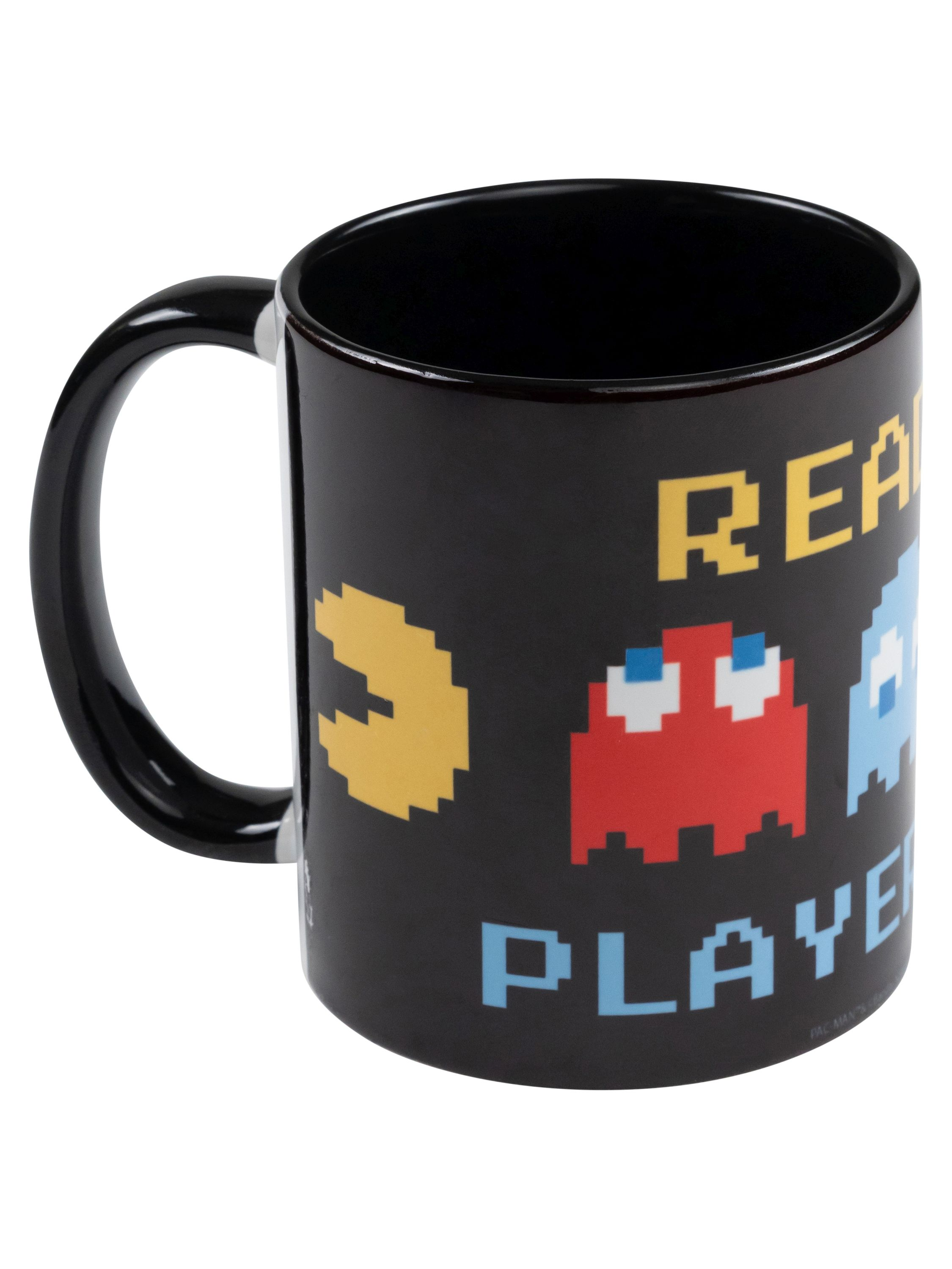 Schwarze Tasse mit Pac-Man-Figuren. Der Text lautet READY PLAYER.