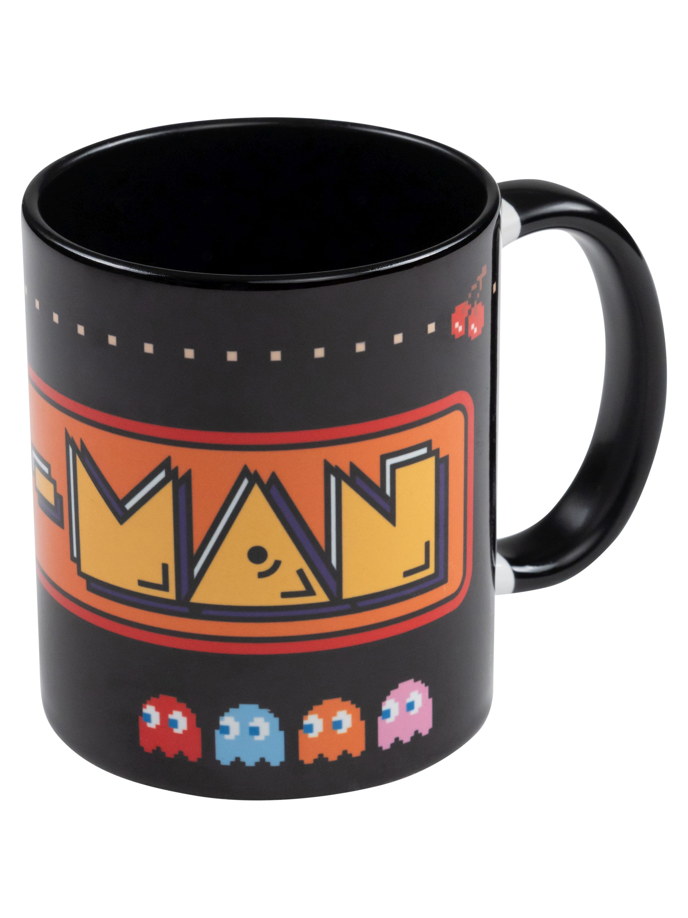 Schwarze Tasse mit Pac-Man-Spiel-Logo und Geistern. Die Tasse steht auf weißem Hintergrund.