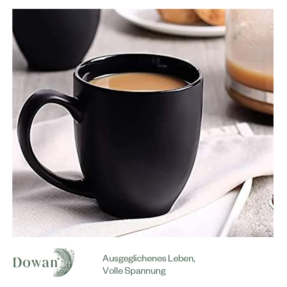 Una tazza di caffè nera con caffè su un tovagliolo bianco, con un logo e testo.