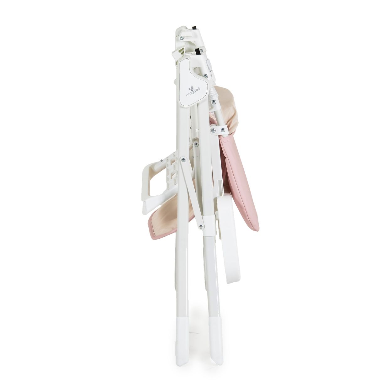 Ein zusammengeklappter rosa Hochstuhl. Der Stuhl hat eine kompakte Form zur Aufbewahrung.
