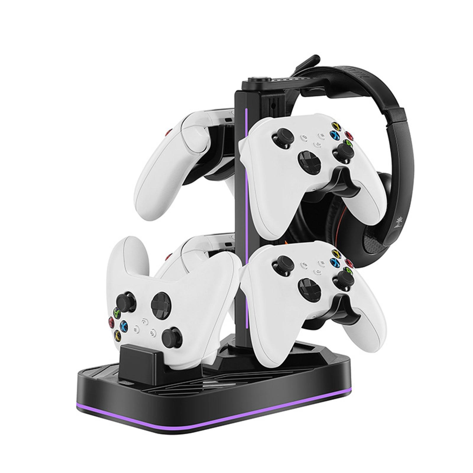 Ein schwarzer Ständer hält weiße Gamecontroller und ein Headset. Der Ständer hat lila Lichtakzente.